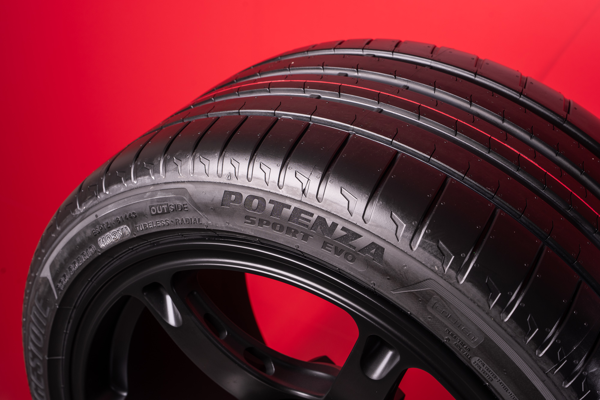 POTENZA SPORT EVO首次導入 ENLITEN 技術，各項性能指標展現關鍵進化，大幅提升磨耗壽命 15_，讓車主享受從容不迫的熱血操駕。（圖／普利司通輪胎提供）